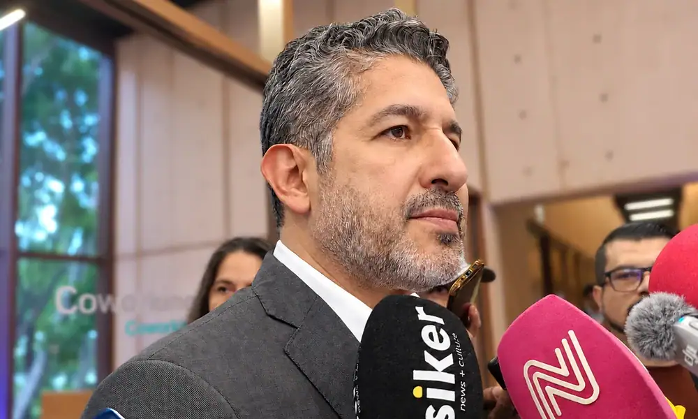 Jalisco prepara restricción de celulares enJalisco prepara restricción de celulares en primarias y secundarias primarias y secundarias