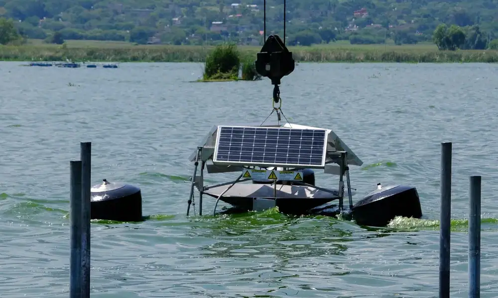 Jalisco y Tlajomulco instalan circuladores solares en la laguna de Cajititlán