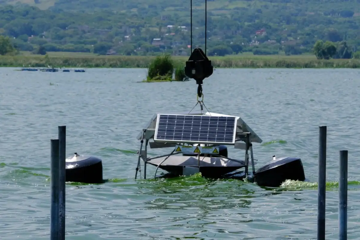Jalisco y Tlajomulco instalan circuladores solares en la laguna de Cajititlán