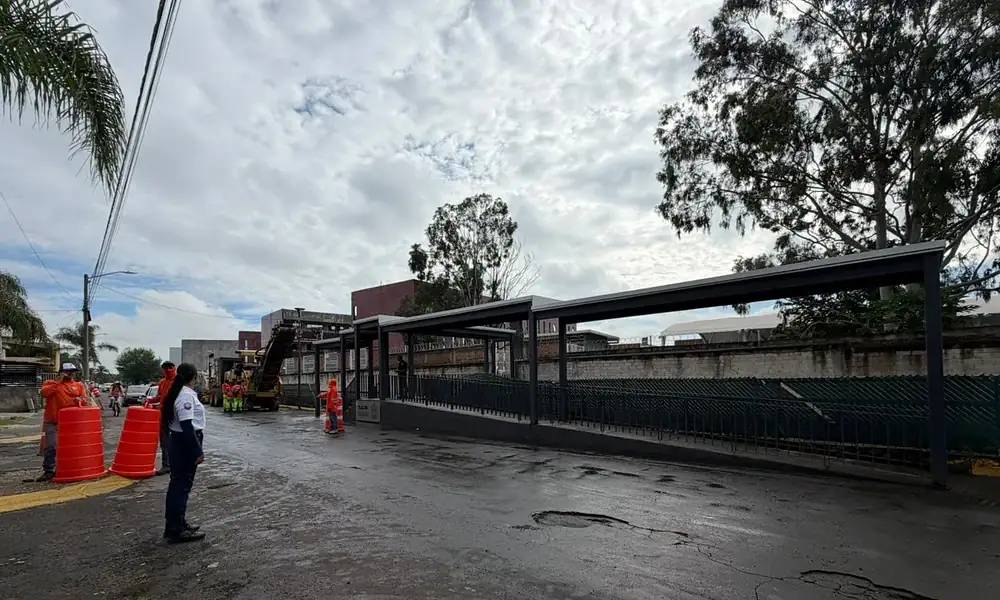 Puente peatonal entregado por el Gobierno de Tlajomulco en Real del Valle para mejorar el acceso de estudiantes a la preparatoria.