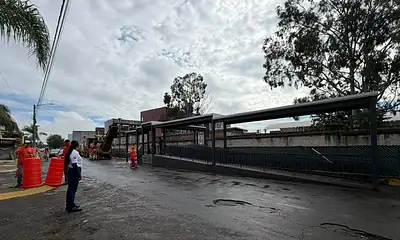 Puente peatonal entregado por el Gobierno de Tlajomulco en Real del Valle para mejorar el acceso de estudiantes a la preparatoria.