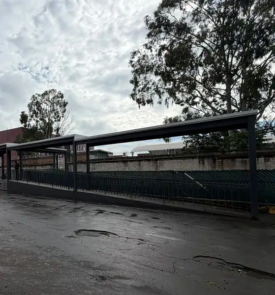Puente peatonal entregado por el Gobierno de Tlajomulco en Real del Valle para mejorar el acceso de estudiantes a la preparatoria.