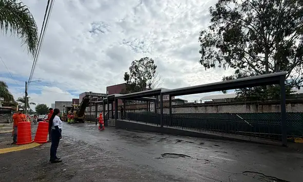 Puente peatonal entregado por el Gobierno de Tlajomulco en Real del Valle para mejorar el acceso de estudiantes a la preparatoria.