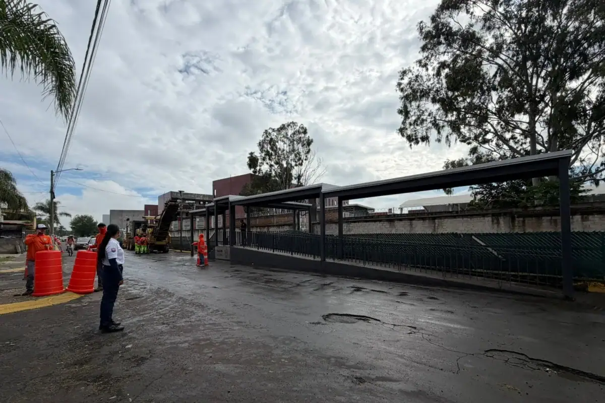 Puente peatonal entregado por el Gobierno de Tlajomulco en Real del Valle para mejorar el acceso de estudiantes a la preparatoria.