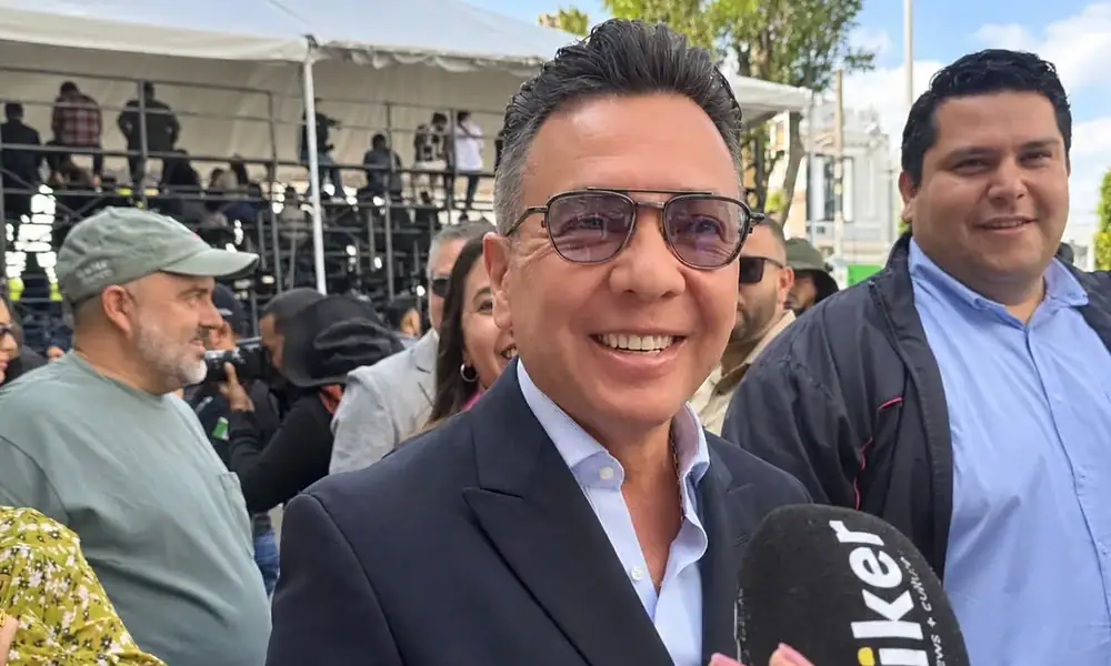 Niño participa en representación de Juan Escutia desde balcón de la Presidencia Municipal de Ameca