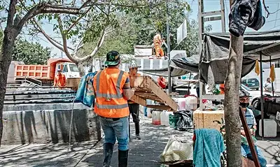 Trabajadores retiran residuos de un canal durante el temporal en Guadalajara