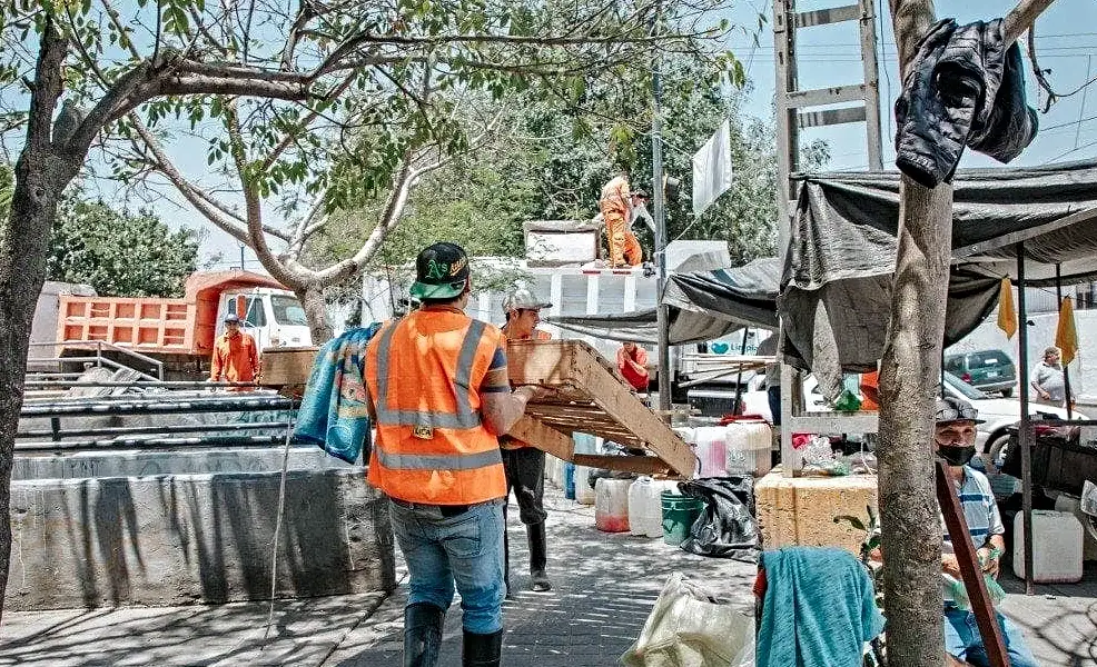 Trabajadores retiran residuos de un canal durante el temporal en Guadalajara