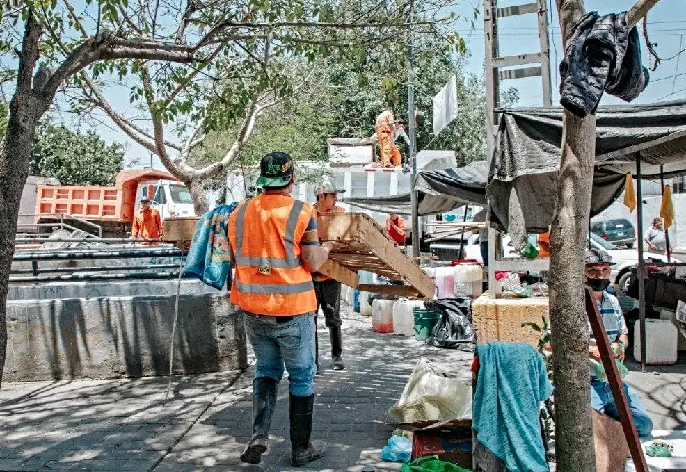 Trabajadores retiran residuos de un canal durante el temporal en Guadalajara