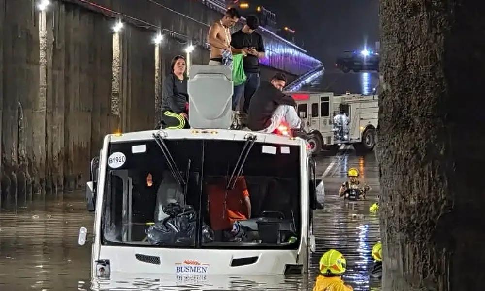 Rescate de pasajeros de camión inundado en carretera a Nogales en Zapopan.