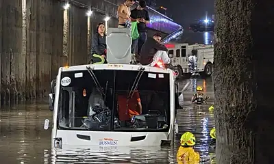 Rescate de pasajeros de camión inundado en carretera a Nogales en Zapopan.