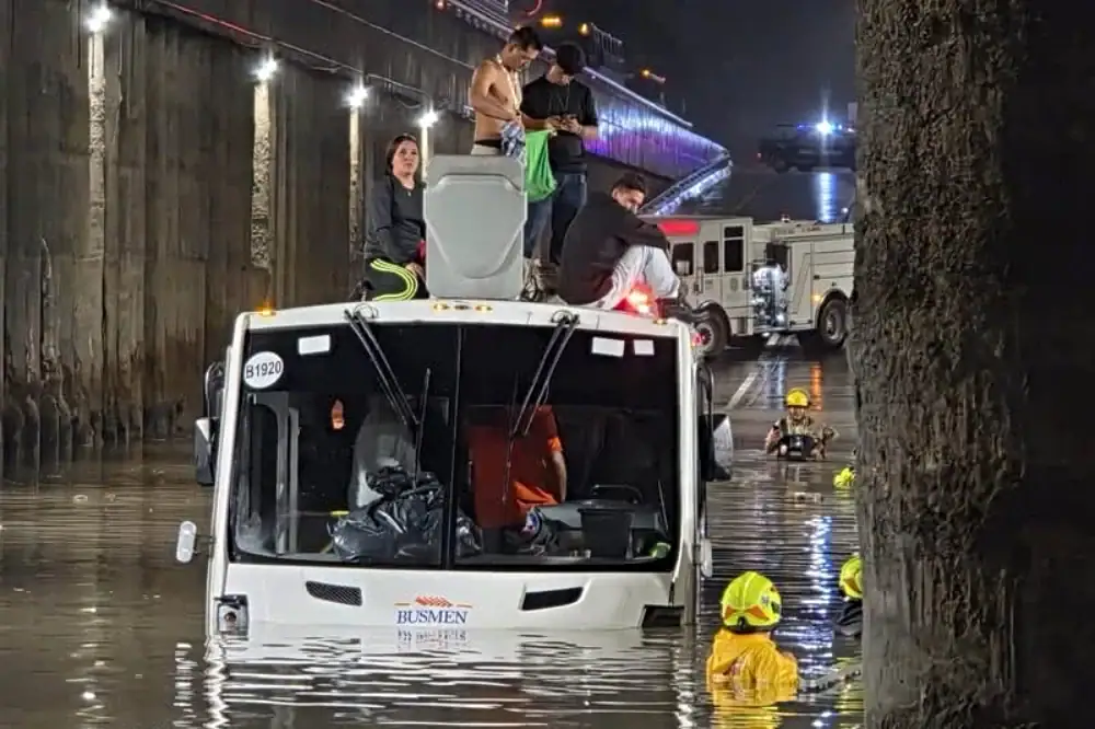 Rescate de pasajeros de camión inundado en carretera a Nogales en Zapopan.