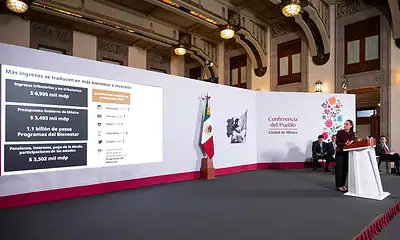 Claudia Sheinbaum durante la presentación del Paquete Económico 2027 en la Mañanera del Pueblo.