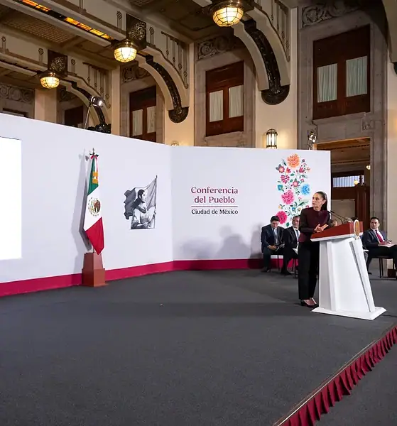 Claudia Sheinbaum durante la presentación del Paquete Económico 2027 en la Mañanera del Pueblo.