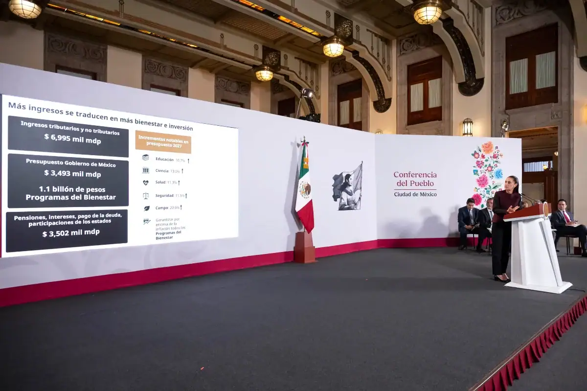 Claudia Sheinbaum durante la presentación del Paquete Económico 2027 en la Mañanera del Pueblo.