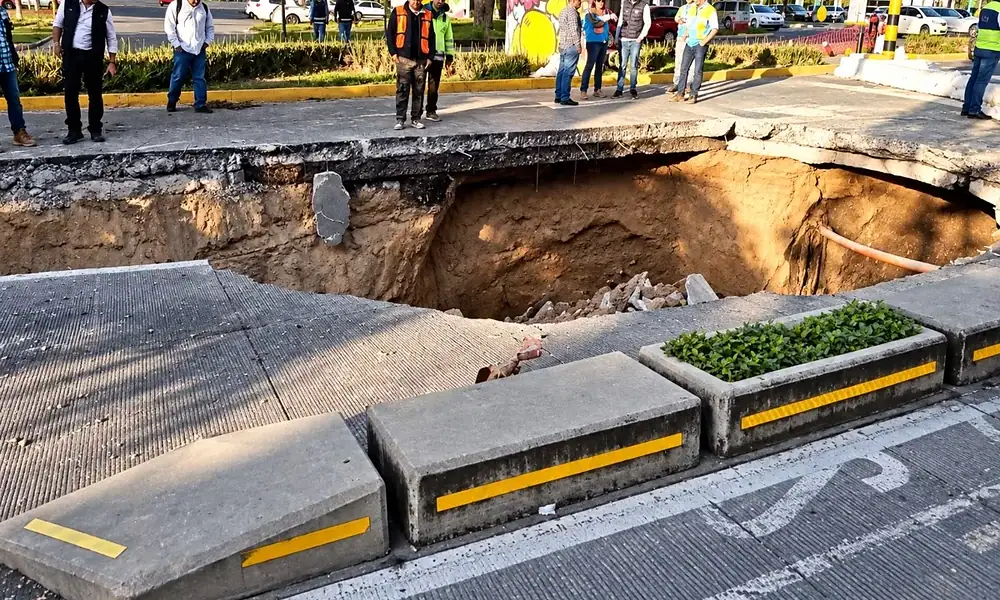 Socavón en avenida Ávila Camacho y Jacarandas en Zapopan