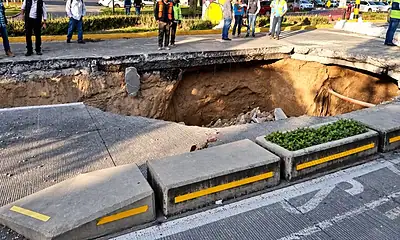 Socavón en avenida Ávila Camacho y Jacarandas en Zapopan
