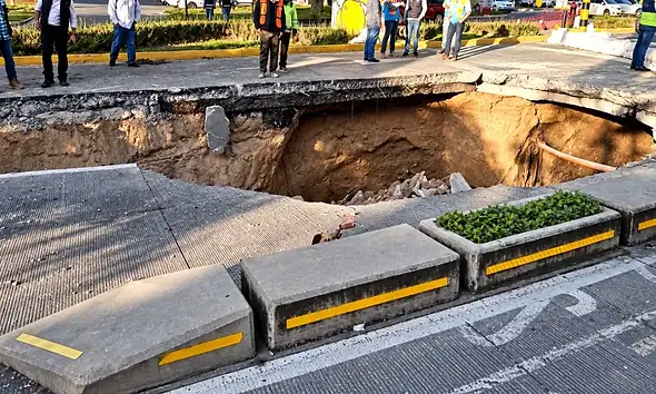 Socavón en avenida Ávila Camacho y Jacarandas en Zapopan