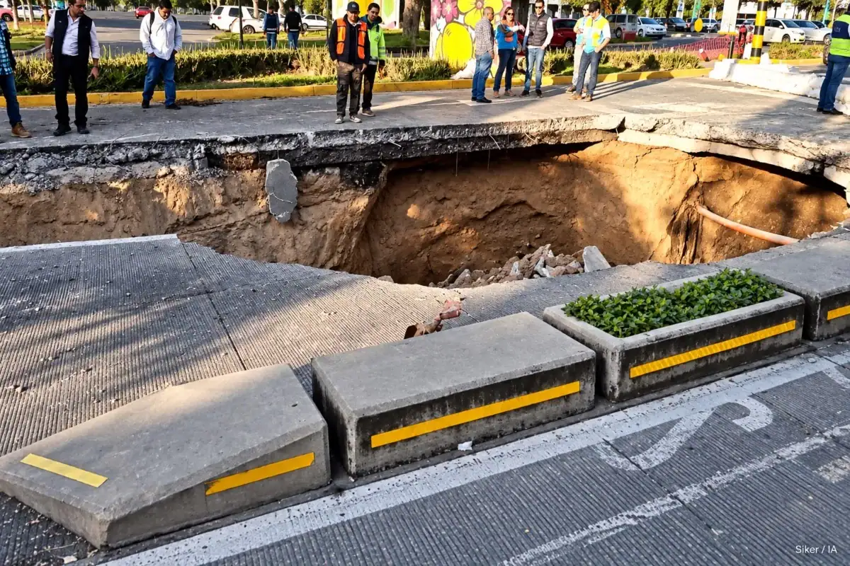 Socavón en avenida Ávila Camacho y Jacarandas en Zapopan