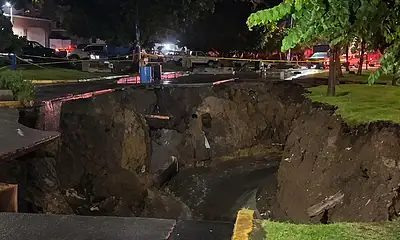 Socavón en avenida Malecón en Tonalá tras las lluvias del 7 de septiembre de 2026.