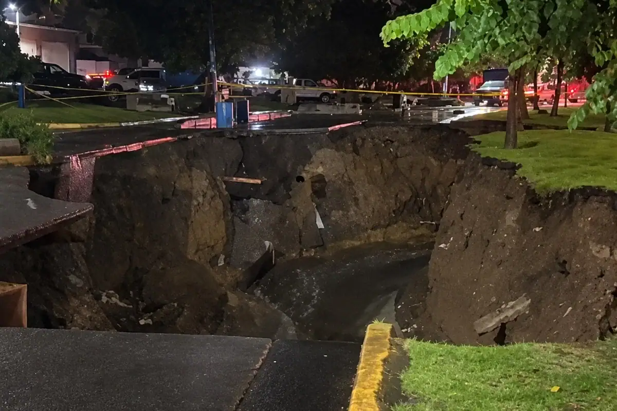 Socavón en avenida Malecón en Tonalá tras las lluvias del 7 de septiembre de 2026.