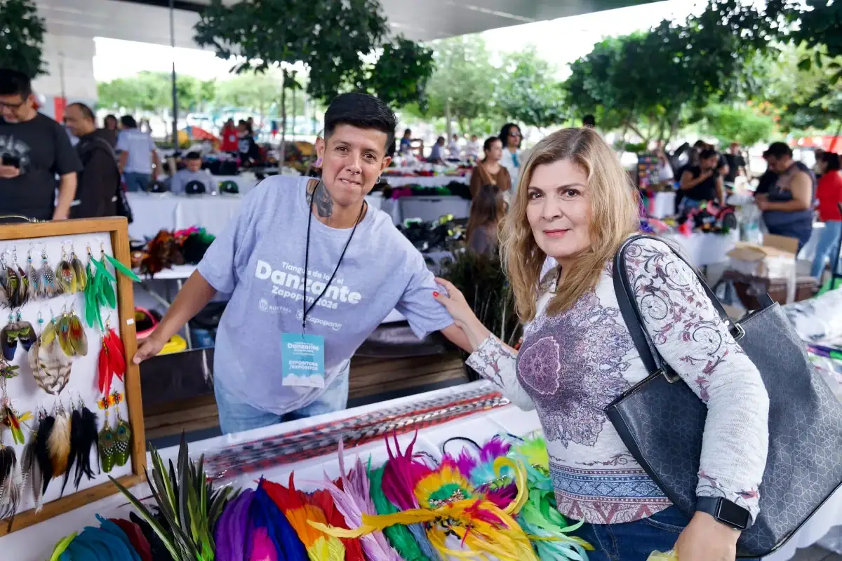 Danzantes y autoridades durante la inauguración de la quinta edición del Tianguis de la y el Danzante en Zapopan.