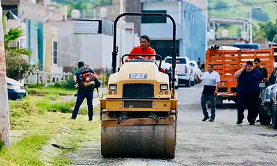 Trabajos de bacheo y rehabilitación de vialidades en Tlajomulco