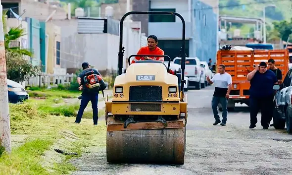 Trabajos de bacheo y rehabilitación de vialidades en Tlajomulco