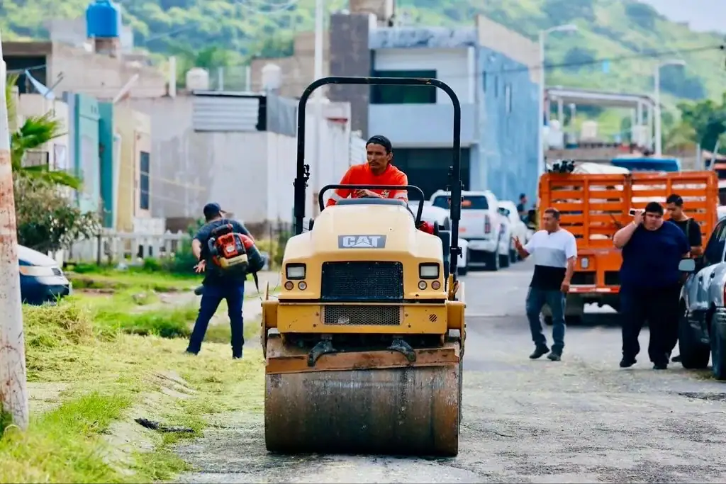 Trabajos de bacheo y rehabilitación de vialidades en Tlajomulco