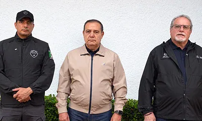 Enfrentamientos entre manifestantes y policías durante protesta por agua limpia frente a Casa Jalisco
