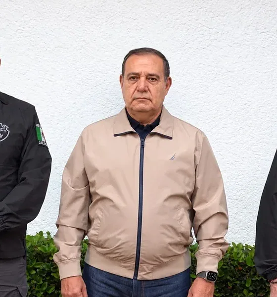 Enfrentamientos entre manifestantes y policías durante protesta por agua limpia frente a Casa Jalisco
