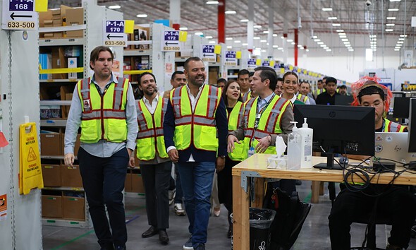 Autoridades de Tlajomulco y representantes de Amazon México anunciaron el proyecto de expansión logística, previsto para 2027.