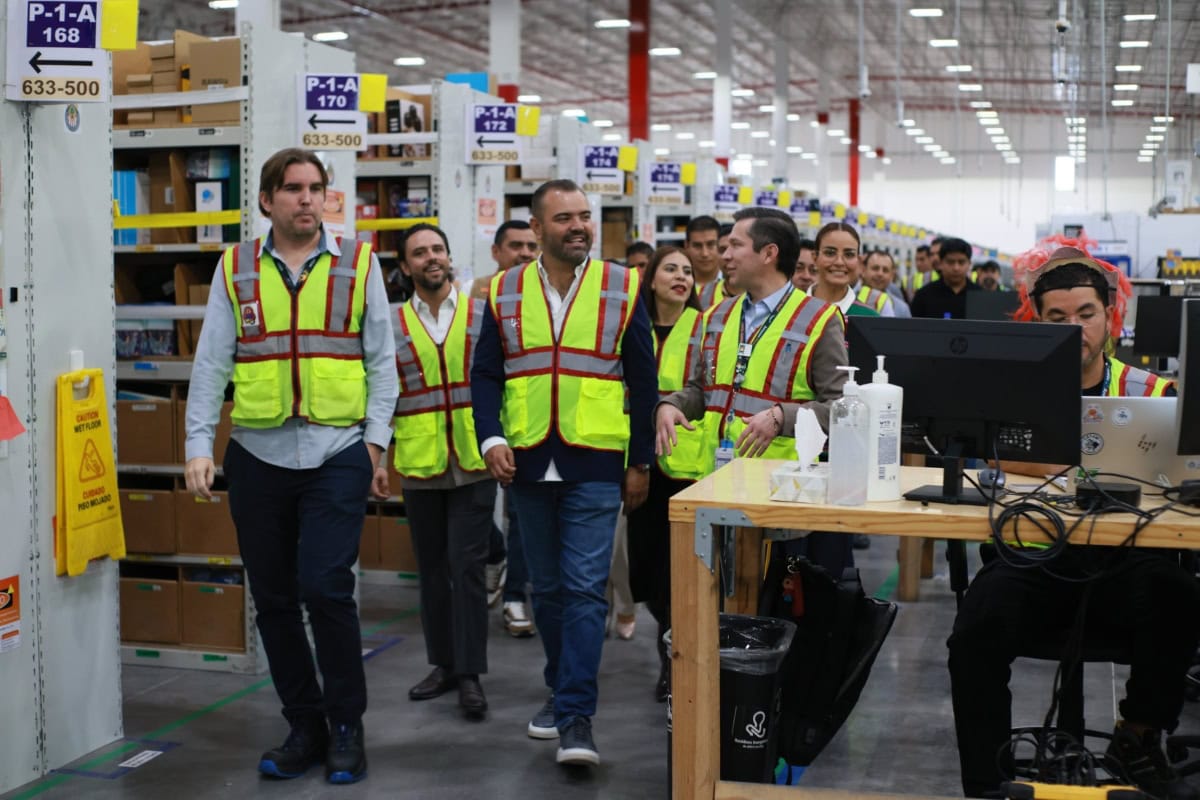 Autoridades de Tlajomulco y representantes de Amazon México anunciaron el proyecto de expansión logística, previsto para 2027.