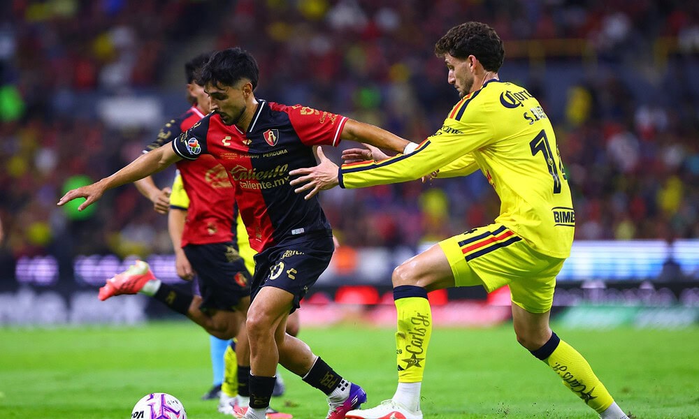 Jugadores del América y Atlas durante el partido de la Jornada 13 del Apertura 2026 en el Estadio Jalisco.