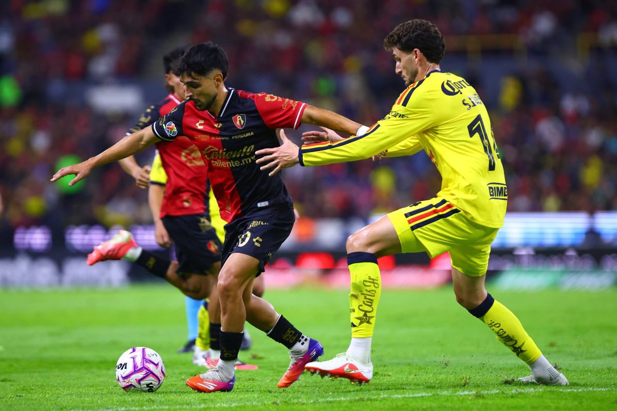 Jugadores del América y Atlas durante el partido de la Jornada 13 del Apertura 2026 en el Estadio Jalisco.