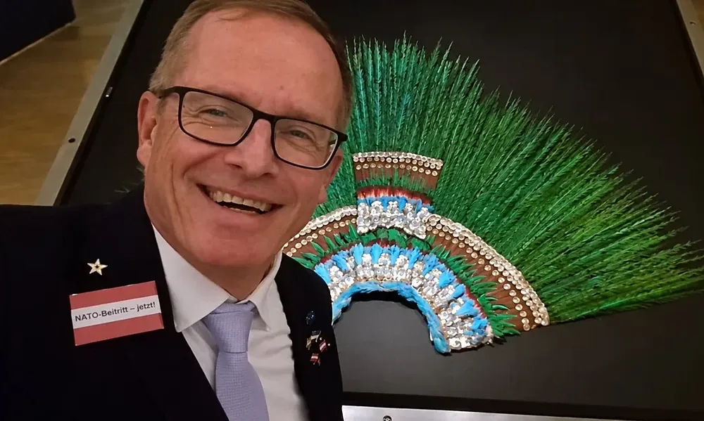 Penacho de Moctezuma exhibido en el Weltmuseum Wien de Austria
