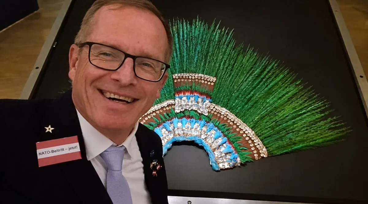Penacho de Moctezuma exhibido en el Weltmuseum Wien de Austria
