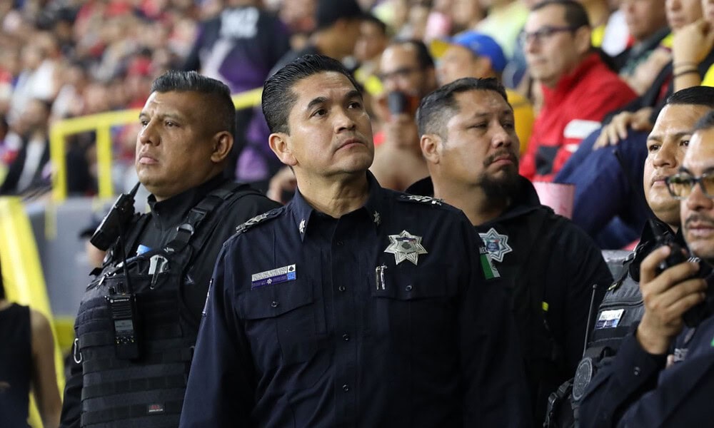 Elementos de seguridad realizan labores de vigilancia en el Estadio Jalisco durante un operativo para el partido Atlas vs América.
