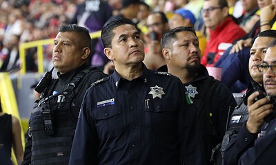 Elementos de seguridad realizan labores de vigilancia en el Estadio Jalisco durante un operativo para el partido Atlas vs América.
