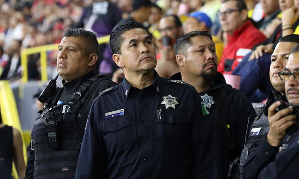 Elementos de seguridad realizan labores de vigilancia en el Estadio Jalisco durante un operativo para el partido Atlas vs América.