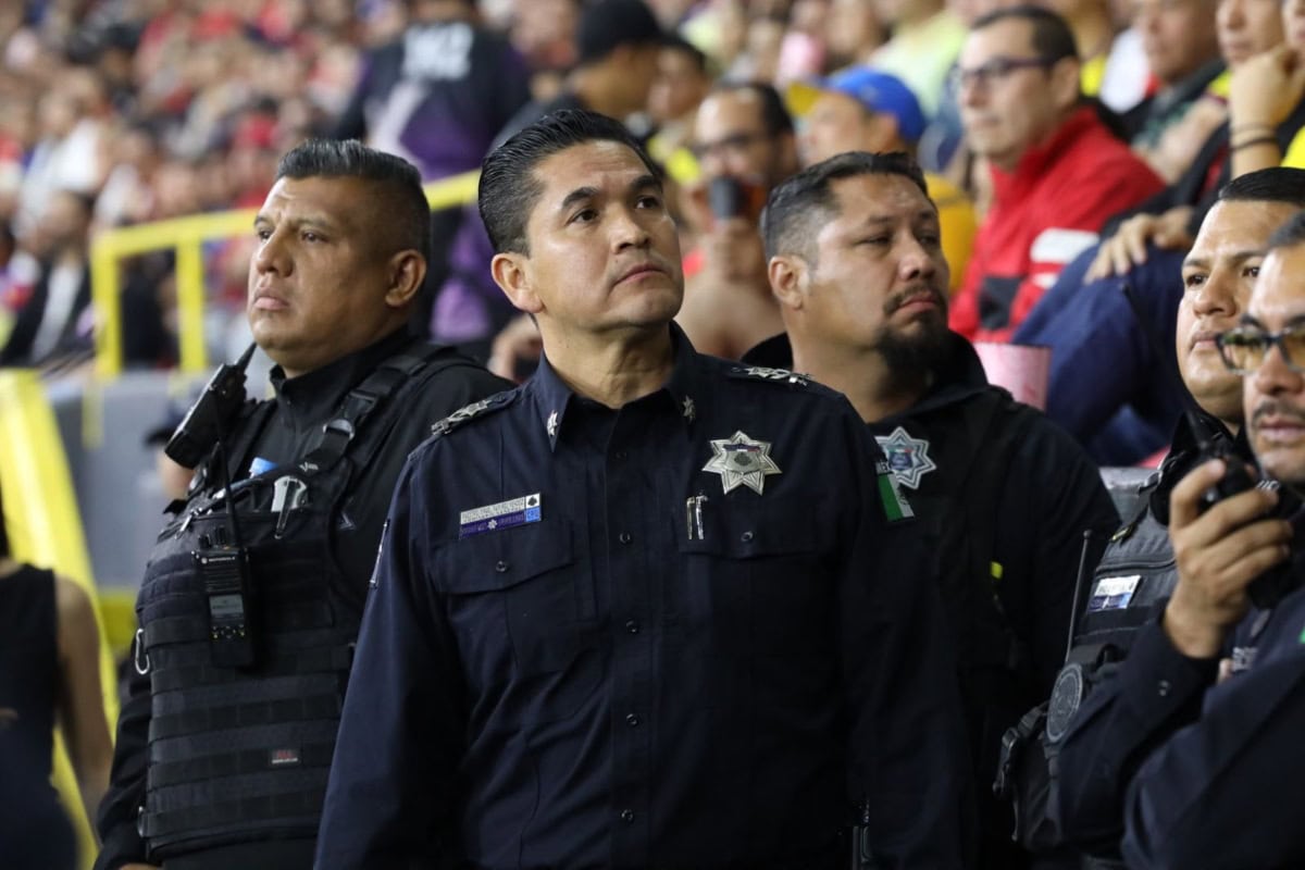 Elementos de seguridad realizan labores de vigilancia en el Estadio Jalisco durante un operativo para el partido Atlas vs América.