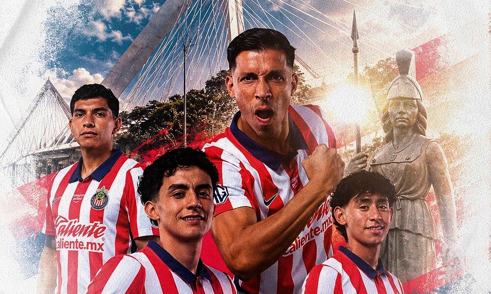 Jugadores de Atlas y Chivas durante un Clásico Tapatío de la Liga MX.