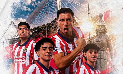 Jugadores de Atlas y Chivas durante un Clásico Tapatío de la Liga MX.