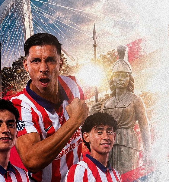 Jugadores de Atlas y Chivas durante un Clásico Tapatío de la Liga MX.