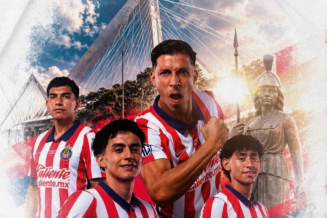 Jugadores de Atlas y Chivas durante un Clásico Tapatío de la Liga MX.