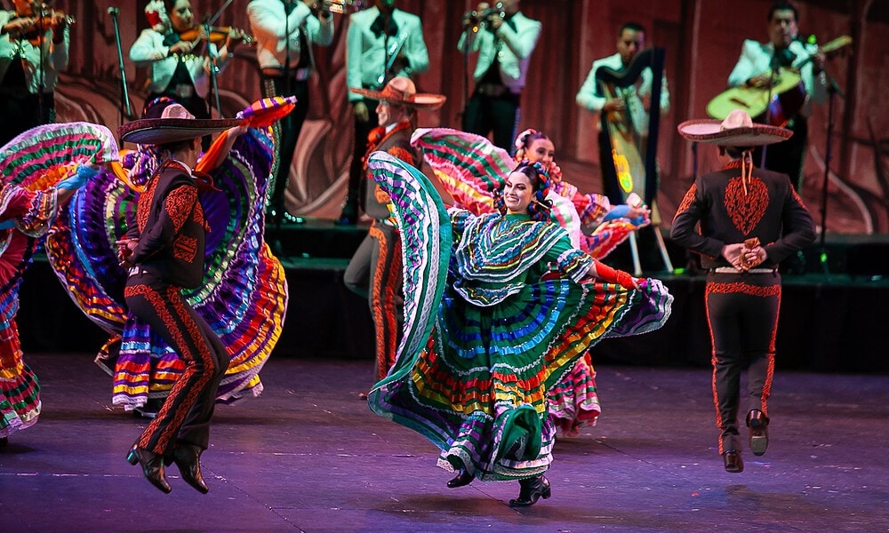 Bailarines del Ballet Folclórico Guadalajara presentan una estampa de danza tradicional mexicana en el Teatro Degollado.