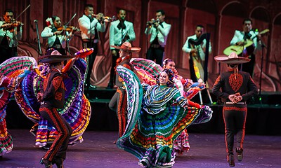 Bailarines del Ballet Folclórico Guadalajara presentan una estampa de danza tradicional mexicana en el Teatro Degollado.