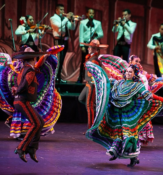 Bailarines del Ballet Folclórico Guadalajara presentan una estampa de danza tradicional mexicana en el Teatro Degollado.