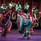 Bailarines del Ballet Folclórico Guadalajara presentan una estampa de danza tradicional mexicana en el Teatro Degollado.