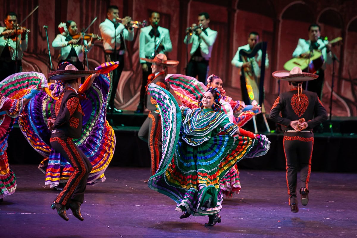 Bailarines del Ballet Folclórico Guadalajara presentan una estampa de danza tradicional mexicana en el Teatro Degollado.