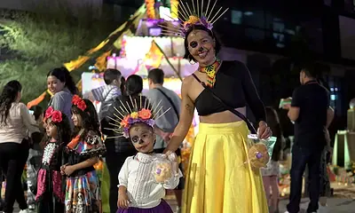 Altares de muertos con flores de cempasúchil y ofrendas durante la celebración de Calaveritas en Zapopan.